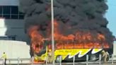 Video: Fuego consume autobús ante la mirada de miles de turistas | Teletica