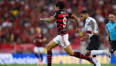 Flamengo vence lanterna e assume liderança do Brasileirão