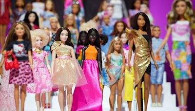 Muñecas, vestidos y casas de ensueño: El Museo del Diseño de Londres celebra los 65 años de Barbie
