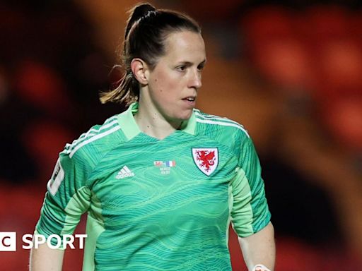 Laura O'Sullivan: Wales keeper signs new deal with Gwalia United