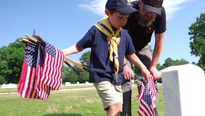 PHOTOS: Decorating Florence National Cemetery