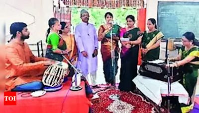 Students honor mentor Dabir with Guru Purnima Kirtan event | Nagpur News - Times of India