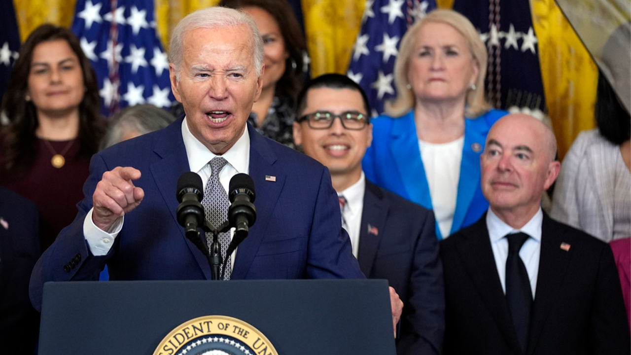 Biden appears to freeze up, forget Homeland Security sec's name during White House event: ‘all kidding aside’