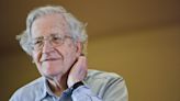Noam Chomsky seguirá el tratamiento de su enfermedad en casa, según el hospital brasileño que lo trataba