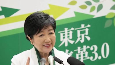 影/開球開到「膝蓋骨折」！72歲東京知事小池 被迫居家辦公2個月養傷