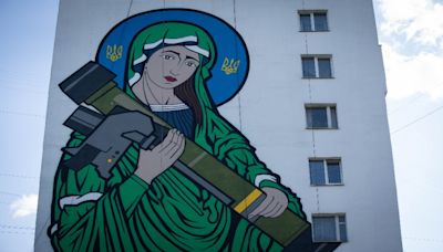 俄趁虛破防線.烏第二大城危 「標槍聖母」貼紙.募款援烏