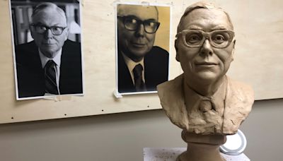 Bronze bust honoring the late Charlie Munger wowed crowd in Omaha at Berkshire meeting