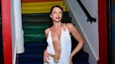 Bruna Linzmeyer deslumbra em vestido decotado e suas axilas naturais roubam a cena em festa LGBT