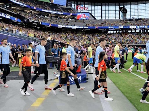 Por qué los jugadores de fútbol salen a la cancha con niños: esta es la verdadera historia