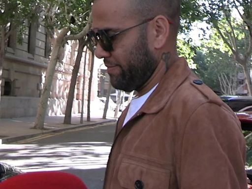 Dani Alves, increpado al grito de "violador" a su llegada a la Audiencia de Barcelona