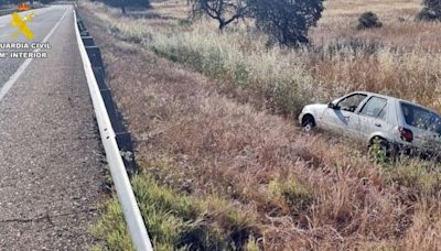 Detenido en Navalvillar de Pela el conductor de un vehículo tras sufrir un accidente con un coche robado, careciendo del permiso de conducir y bajo las influencias del alcohol