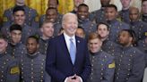 Joe Biden recibió en la Casa Blanca a los Army Black Knights, equipo militar de fútbol americano campeón en 2023 - El Diario NY