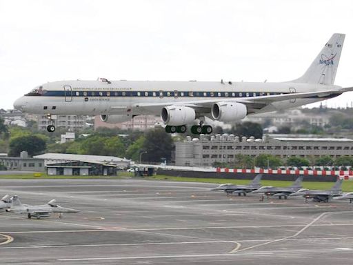 獨家》F-16V RF-5E當背景 NASA DC-8花蓮機場超低空衝場