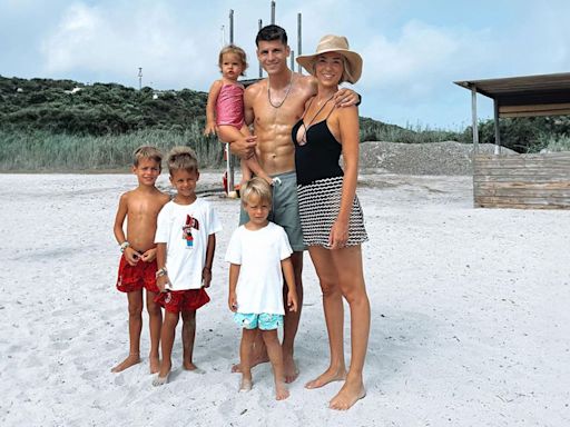 La 'felicità' de Álvaro Morata y Alice Campello con sus cuatro hijos en las playas de Cerdeña: una imagen que lo dice todo