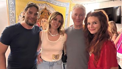 El momentazo de Richard Gere tocando la guitarra, en compañía de su mujer Alejandra, tras reencontrarse con Joaquín Cortés 26 años después