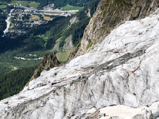 Mont-Blanc: 230.000 m3 d'un glacier en alerte rouge menacent de s'effondrer sur le versant italien