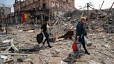 Putin debería enfrentar una investigación por crímenes de guerra por el "devastador" ataque a Mariúpol, según un informe de HRW