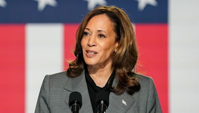 Moment Kamala Harris does IMPRESSION of Donald Trump at rally