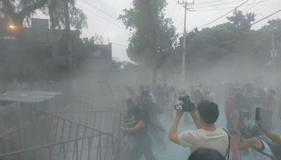 Grupo pro-Palestina intenta quitar vallas durante protesta en Embajada de Israel en México