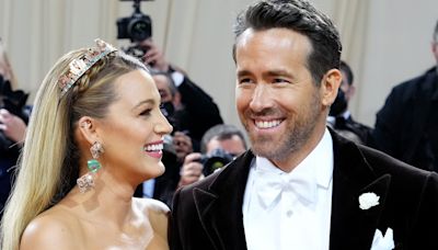 Blake Lively revela gesto romântico semanal de Ryan Reynolds que mantém o casamento dos dois aceso: 'É por isso que temos 4000 filhos'