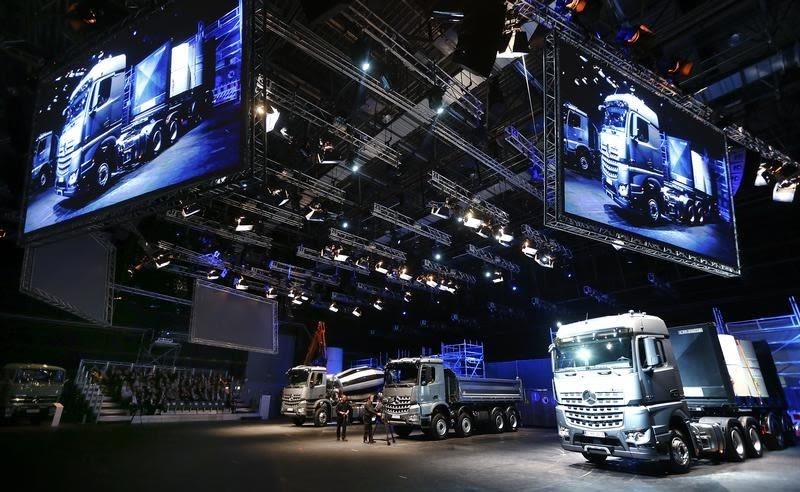 Daimler Truck shares fall as group flags concerns over European demand By Investing.com