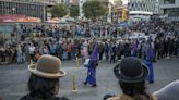 La procesión del Santo Sepulcro en Bolivia vuelve a su ruta histórica y con bandas militares