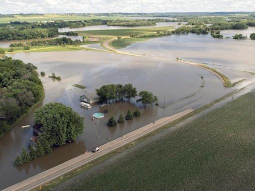 Sioux City rail bridge collapses during Midwest flooding