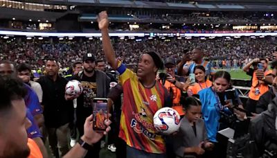 ¡Eterno! Ronaldinho debuta con victoria en la Liga Monumental de Venezuela - MarcaTV