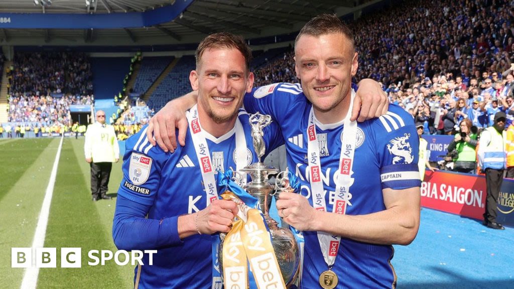 Jamie Vardy: Leicester City striker in talks about new contract