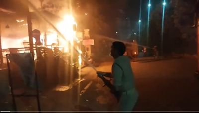 UP news: Massive fire breaks out at Indirapuram market in Ghaziabad | Watch video | Today News