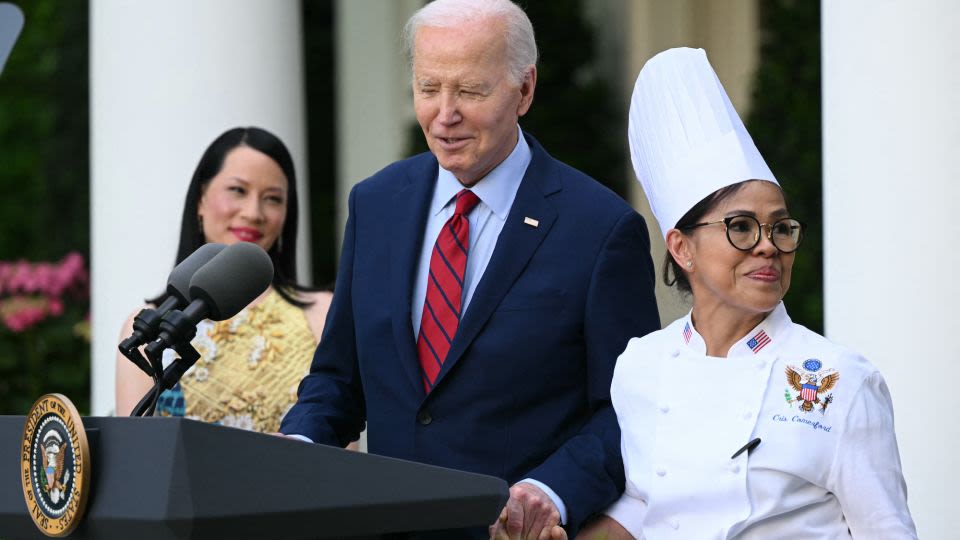 Groundbreaking executive White House chef steps down