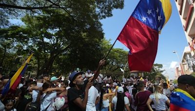 Venezuela: Venezolanos hacen fiesta en las calles de Colombia 'ilusionados con un cambio' en su país