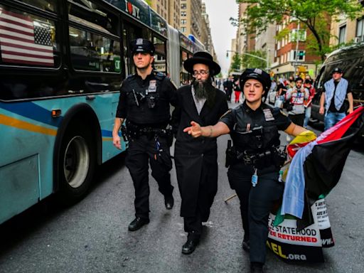 Manifestantes propalestinos protestan cerca de la Gala del Met en Nueva York