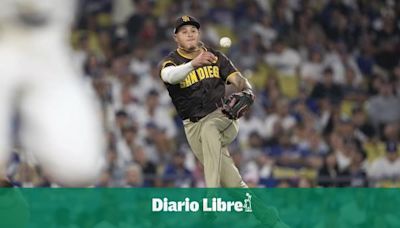 Roberts, manager de Dodgers, molesto después de que Machado lanzara una pelota en su dugout