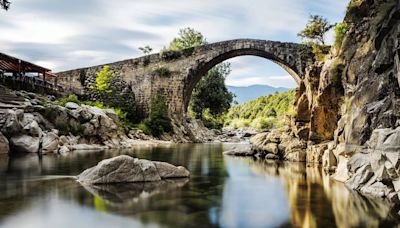 El bonito pueblo de Ávila atravesado por un río que tiene impresionantes piscinas naturales