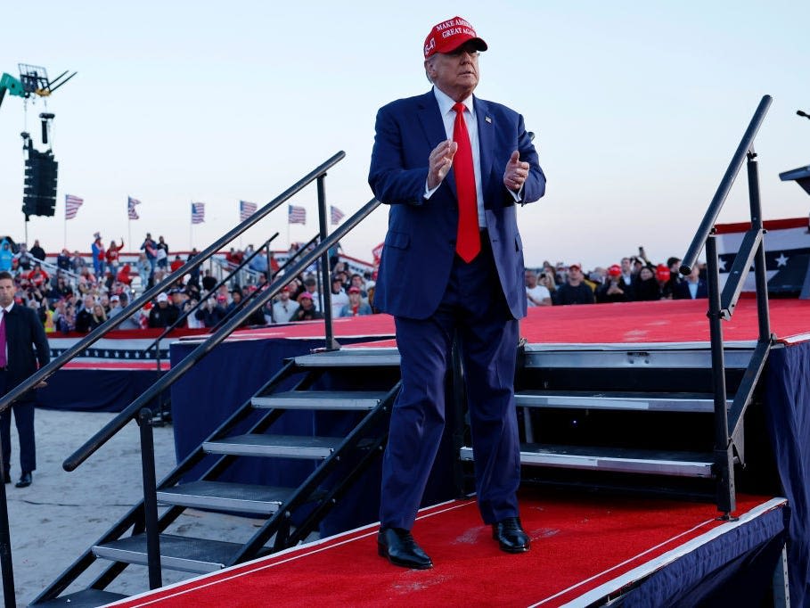 Trump leads his supporters in vulgar chants at Jersey Shore rally