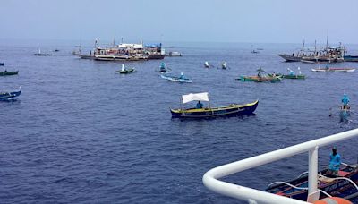 100-Boat Filipino Civilian Convoy Sails Toward Disputed Shoal in South China Sea