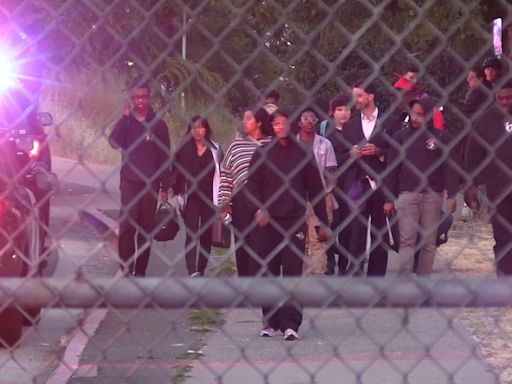 Reportan heridos en tiroteo tras graduación en escuela de Oakland