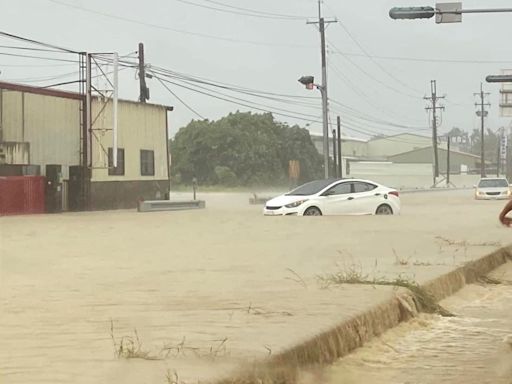 凱米強風挾帶豪大雨 雲林停電六萬餘戶多處橋樑封閉