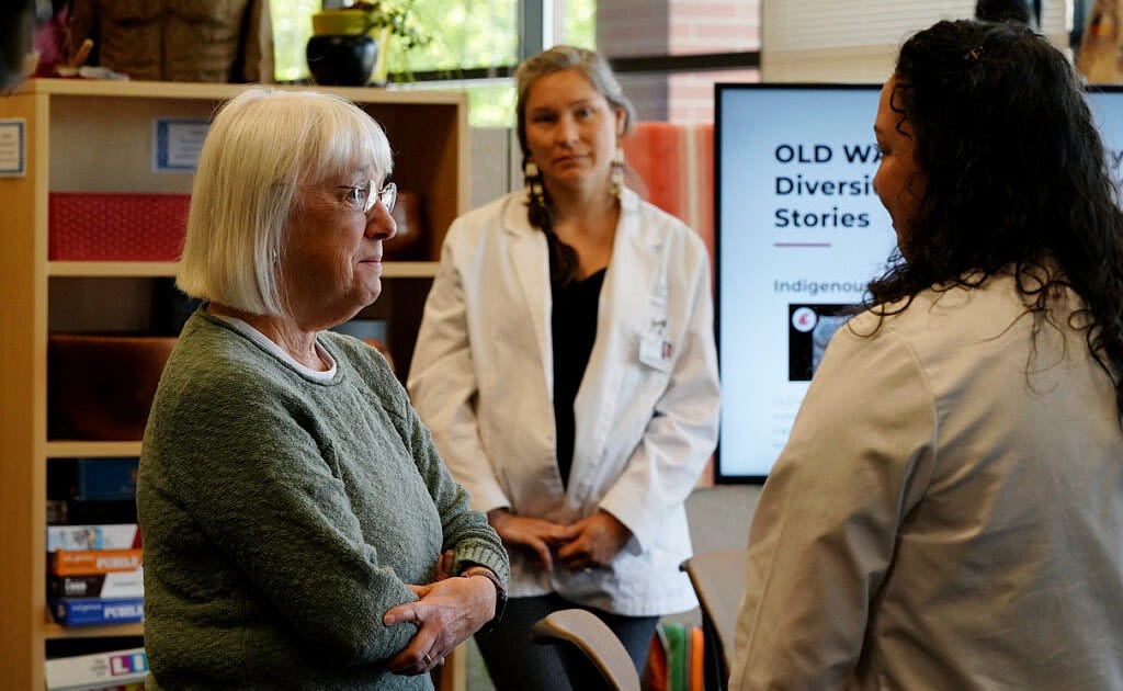 Murray visits Center for Native American Health