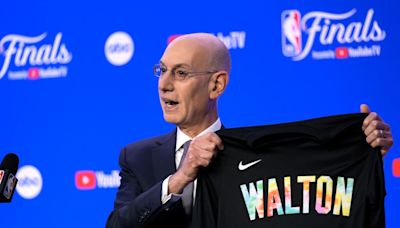 Boston Celtics, Dallas Mavericks players honor Bill Walton with warm-up shirts before Game 1 of NBA Finals