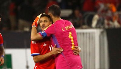 Alexis Sánchez sorprende al sumarse como uno más del plantel del Betis para despedir a Claudio Bravo - La Tercera