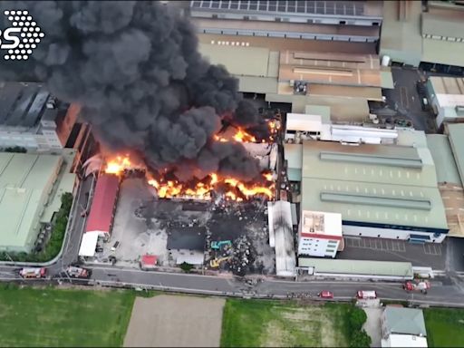 塑膠工廠大火「燒12小時」 首出動消防機器人