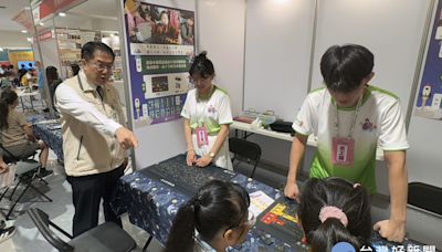 黃偉哲視察中小學科展 邀全國學生來體驗科學趣味與台南400風華