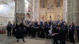 El público en pie en la iglesia de Cornellana con el "espectacular" concierto que ofreció el Coro del Colegio de Abogados