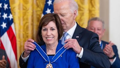 Biden entrega 19 medallas de la Libertad, entre ellas a la astronauta hispana Ellen Ochoa