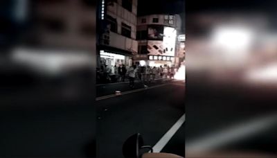 碰！城隍祭遶境煙火突轟開朝店面、人群炸