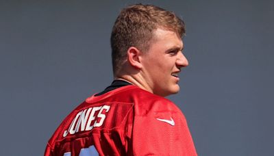 Jaguars QB Mac Jones shows off his dance moves during OTAs