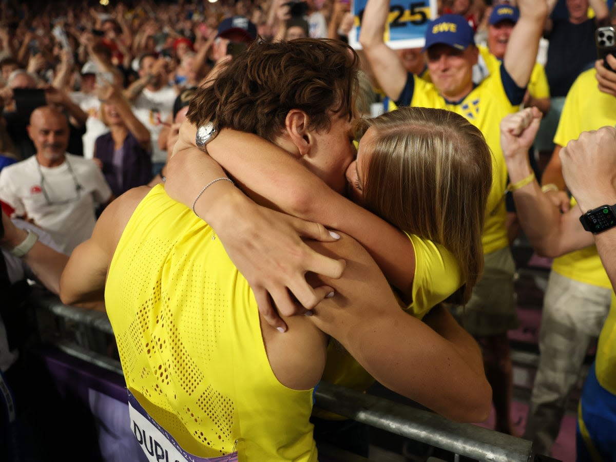 Mondo Duplantis kisses girlfriend Desiré Inglander after setting pole vault record in epic Olympics scene