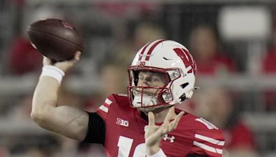 Wisconsin Badgers football score vs South Dakota, live game updates today, highlights